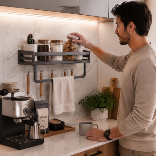 etageres murales cuisine utilisée par un homme près d'une cafetière