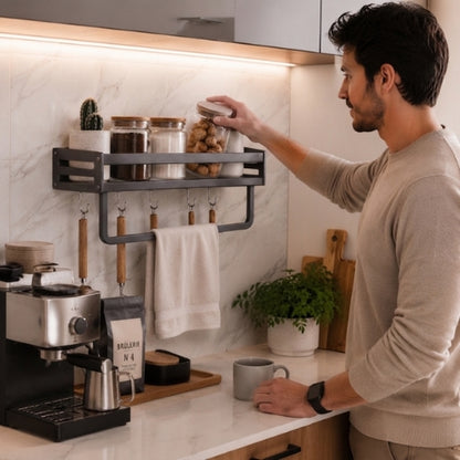 etageres murales cuisine utilisée par un homme près d'une cafetière