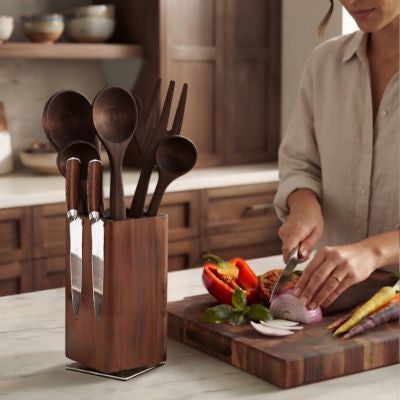 femme découpe légumes porte couteaux cuisine accès facile aux couteaux