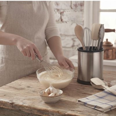 femme mélange avec fouet accès facile pot à ustensiles cuisine