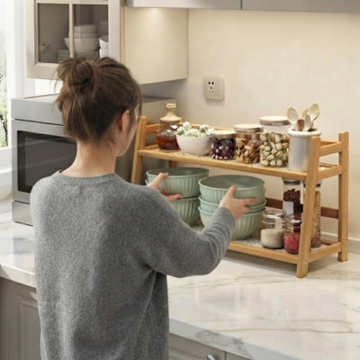 femme prend bols etagere cuisine bois