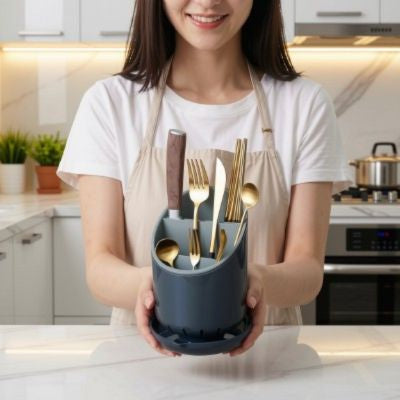 femme présente pot ustensiles cuisine noir dans les mains