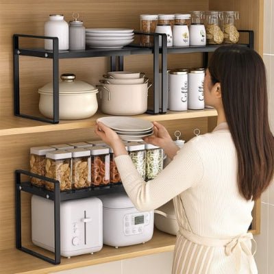 femme range sa vaisselles armoire organisée  avec etagere pour cuisine