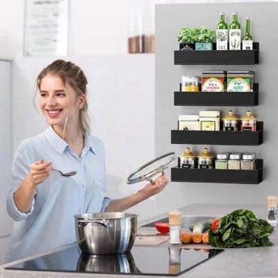 femme souriante cuisine proche etagere murale pour cuisine