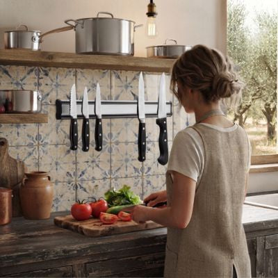 femme tranche légumes sur planche barre aimantée pour couteaux