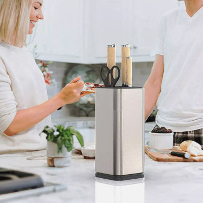 homme femme dégustent dessert porte couteau sur comptoir