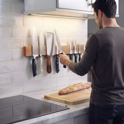 homme prend couteau de barre aimantée pour couteaux
