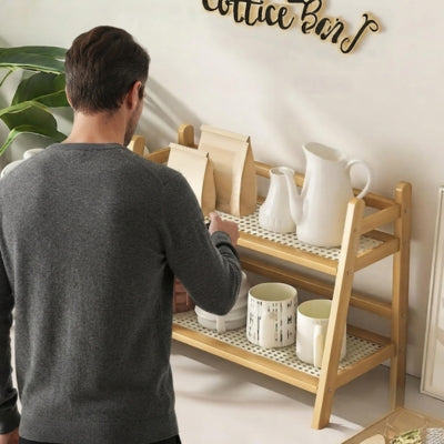 homme prend tasse d'etagere cuisine bois