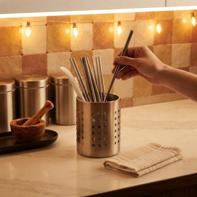 main prend baguette chinoise du pot ustensiles cuisine espace chaleur