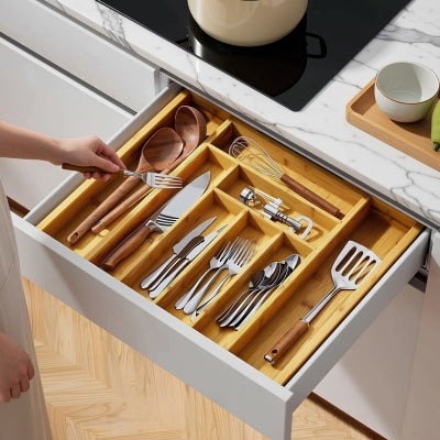 main prend fourchette d'un range couvert pour tiroir