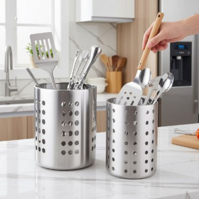 main prend spatule d'un pot ustensiles cuisine acier