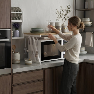 micro onde etagere femme prend vase belle décoration