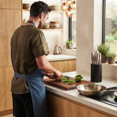 monsieur coupe poivrons porte couteaux cuisine sur plan travail
