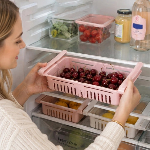 panier coulissant cuisine accroché par femme à l’étagère frigo