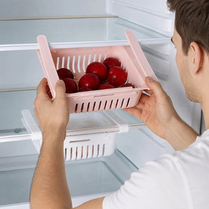 panier cuisine coulissant avec fruit placé par monsieur dans frigo