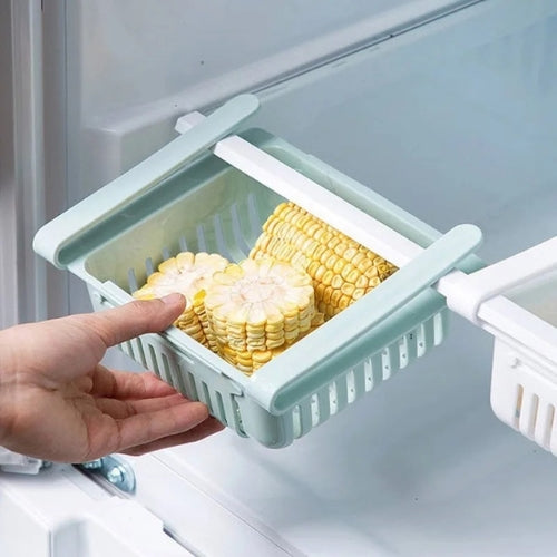 panier cuisine coulissant fixé à une étagère d’un frigo