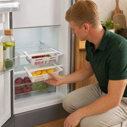 panier cuisine coulissant homme le place délicatement dans son frigo