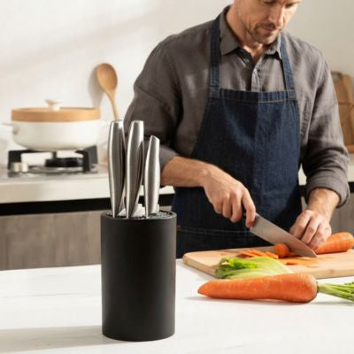 personne découpe carottes porte couteaux cuisine proche gagne temps
