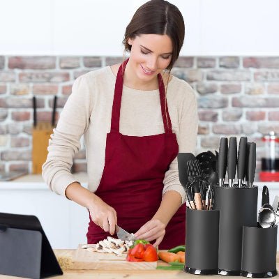 femme heureuse découpe légumes sur comptoir porte couteau