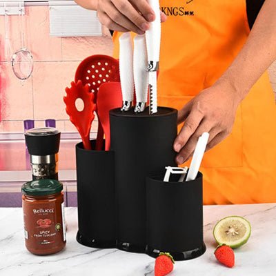 homme manipule porte couteau