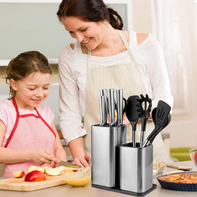 porte couteau mère fille heureuses cuisinent ustensiles à disposition