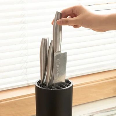 porte couteaux cuisine noir cylindrique avec lattes