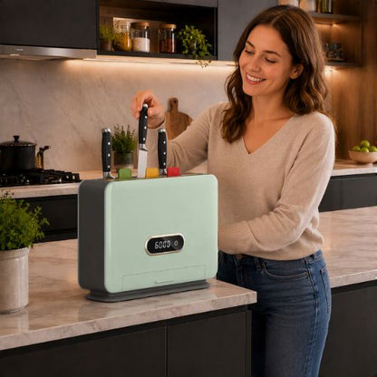 porte couteaux cuisine utilisé par une femme souriante en cuisine