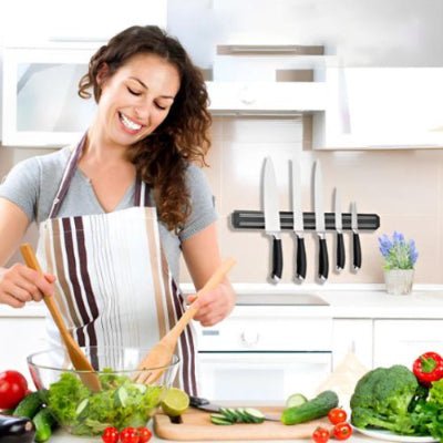 femme souriante mélange salade porte couteaux cuisine moderne