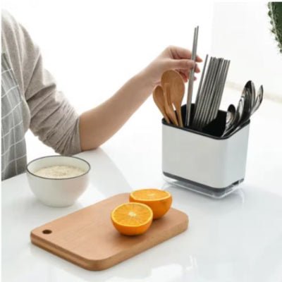 main prend baguette dans porte couvert