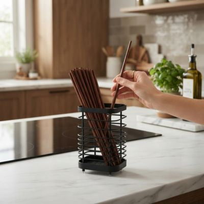 porte ustensiles cuisine fil acier noir main prenant baguettes