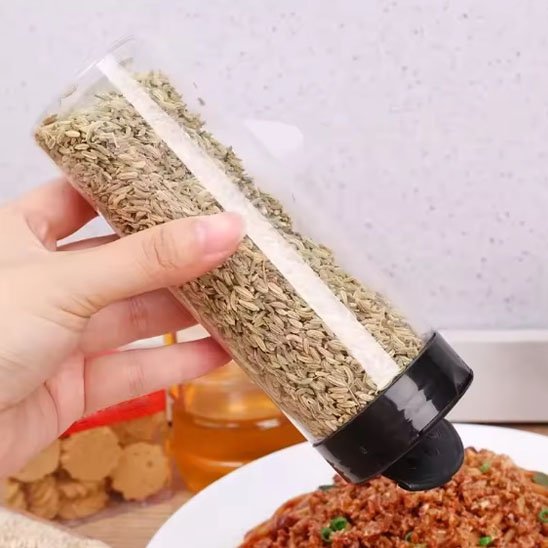 Pot a epice dans une main assaisonne viande