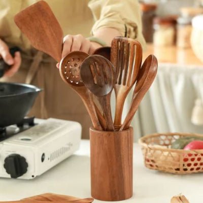 main prend spatule de pot à ustensiles cuisine