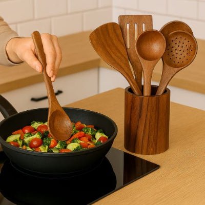 main cuillère bois légumes pot à ustensiles cuisine