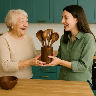 jeune et vieille dame pot à ustensiles bois entre mains
