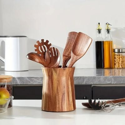 pot ustensiles cuisine déposé sur plan de travail dedans ustensiles