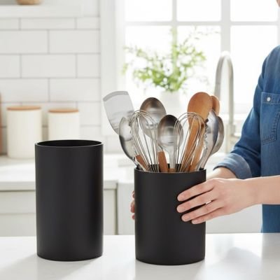 pot ustensiles cuisine entre les main d'une dame