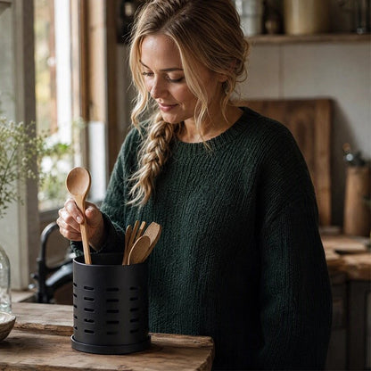pot ustensiles cuisine femme souriante prend une spatule en bois
