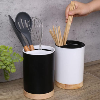 pot ustensiles cuisine noir blanc main baguettes table