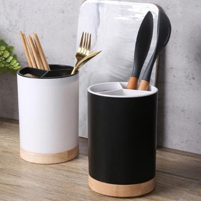 pot ustensiles cuisine presentation noir blanc sur plan travail