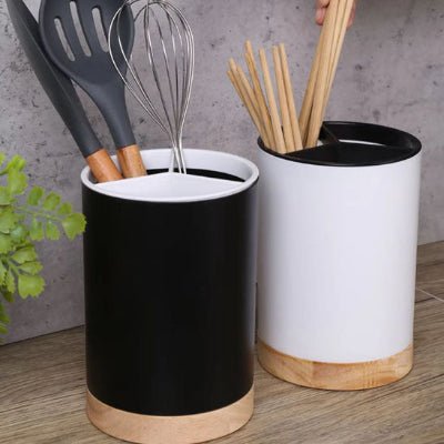 pot ustensiles cuisine noir blanc mise en place sur comptoir