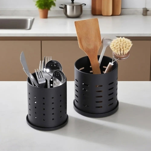 pot ustensiles cuisine sur plan de travail avec ustensiles