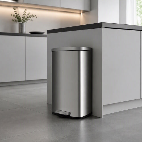 Poubelle à pédale inox adossée à un îlot