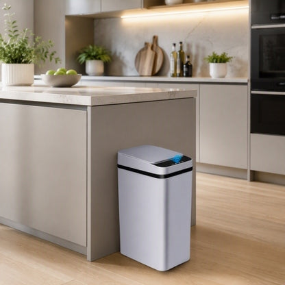  poubelle automatique adossée au meuble de cuisine