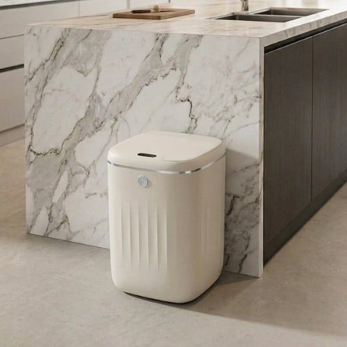 Poubelle automatique beige détails argentés dans cuisine moderne
