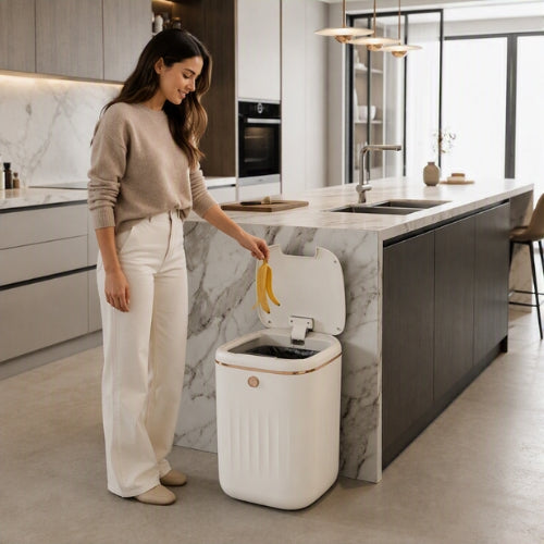 Poubelle automatique blanc femme bien habillée jetant peau de banane