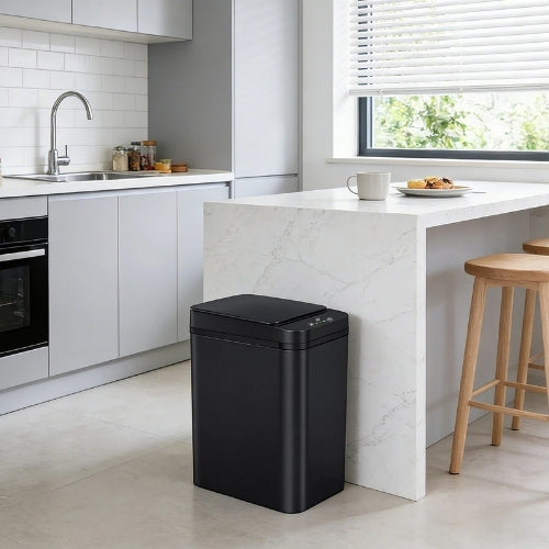 poubelle automatique installée contre un îlot central d'une cuisine moderne