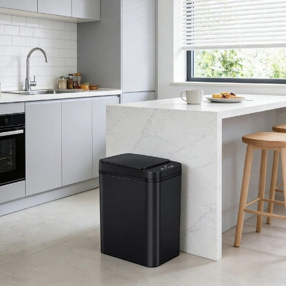 poubelle automatique installée contre un îlot central d'une cuisine moderne