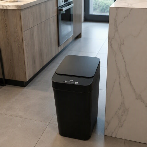 poubelle automatique noire posée au sol de cuisine avec panneau tactile