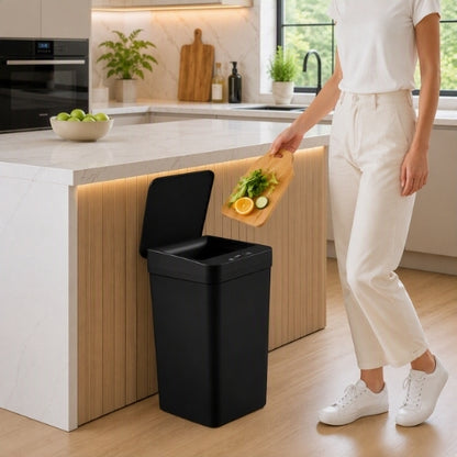 poubelle automatique ouverte femme tenant une planche jetant des déchets