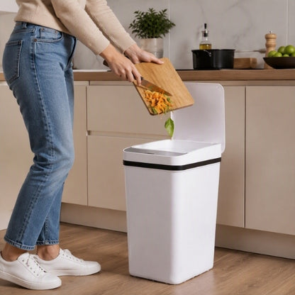 poubelle automatique recevant des déchets jetés par une femme